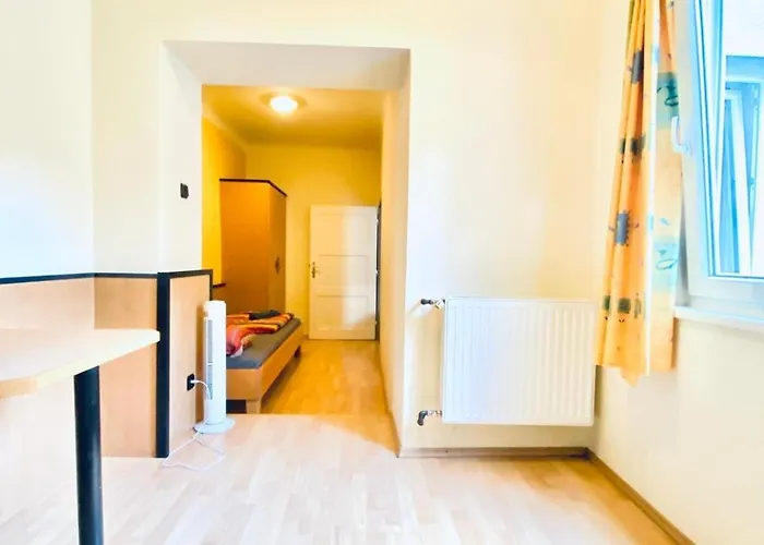 Apartment Affordable Rooms, 10-min To Lugner