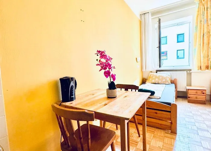 Affordable Rooms, 10-min To Lugner *